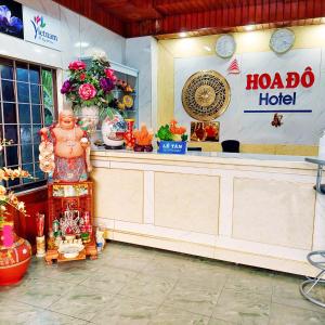 Xuân ÐàiGRAD Hoa Do Hotel的一家有女人站在柜台上的哈罗旅馆