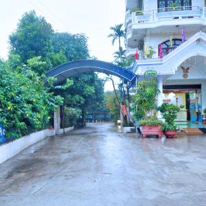 Xuân ÐàiGRAD Hoa Do Hotel的一条蓝色拱门的湿街道,毗邻一座建筑
