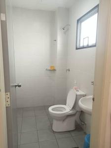 甲抛峇底MR OT HOMESTAY ( BAITUL RAUDHAH )的白色的浴室设有卫生间和水槽。