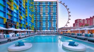 拉斯维加斯Coolest bar hoping Linq Casino Hotel Strip Las Vegas的一座酒店游泳池,后面设有摩天轮