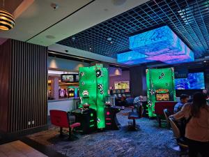 拉斯维加斯Coolest bar hoping Linq Casino Hotel Strip Las Vegas的游戏室,可让客人玩电子游戏