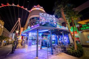 拉斯维加斯Coolest bar hoping Linq Casino Hotel Strip Las Vegas的一座建筑,上面有夜间读冰吧的标志