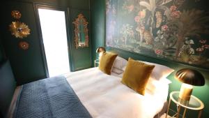 维多利亚山Victoria and Albert Guesthouse的一间卧室配有一张壁画床