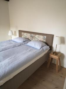 普赖斯特Foxhouse的一间卧室配有一张带两个枕头和一张桌子的床。