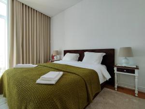 波尔图Casa Velha Guesthouse的一间卧室配有一张带绿毯的大床