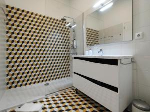 波尔图Casa Velha Guesthouse的带浴缸、水槽和淋浴的浴室