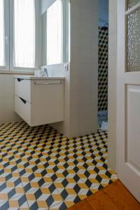 波尔图Casa Velha Guesthouse的浴室铺有黑白格子地板。