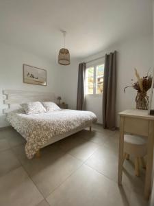 Santa-Reparata-di-BalagnaCasa Fondale的白色的卧室设有床和窗户