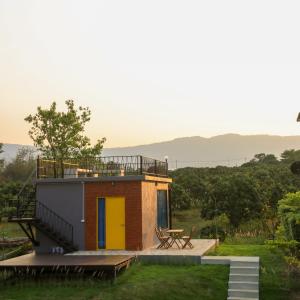 Pong Talong月亮村考艾度假屋 的一座小房子,设有黄色的门和甲板