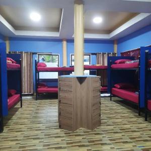 班泰双石旅馆的一间设有几张双层床和一根杆的房间