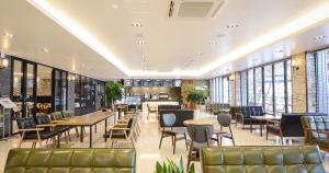 泗川Sacheon Tourist Hotel的餐厅设有桌椅和窗户。