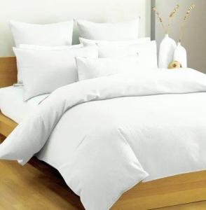 马尼拉AZURE HOTEL RESORT Ph15 St Tropez的白色的床、白色床单和枕头