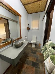 奥奇瓦龙戈Aloegrove Safari Lodge的一间带水槽和卫生间的浴室