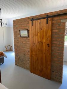 霍维克Gartmore Guest Farm的一间房间内的砖墙,有木门