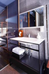 松山由良民泊島宿的一间带水槽和镜子的浴室