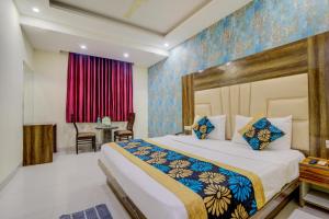 新德里SMART PLAZA HOTEL-At Airport的配有一张床和一张书桌的酒店客房