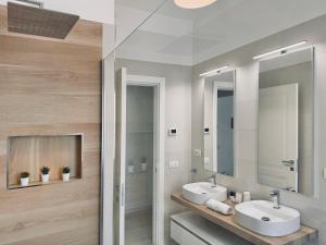 塞拉尔朱斯Villa Noga Rooms的浴室设有2个水槽和镜子