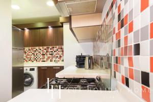 迪拜LUX - Opulent Island Suite 4的一间带炉灶的厨房 洗衣机旁的顶级烤箱