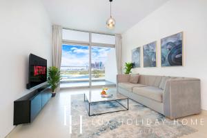 迪拜LUX - Opulent Island Suite 4的带沙发和电视的客厅