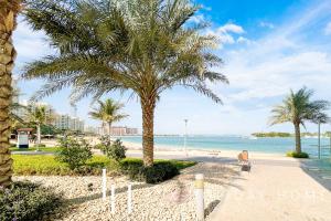迪拜LUX - Opulent Island Suite 4的享有棕榈树海滩和大海的景色