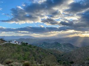 马拉加El Cielo, Cortijo en el corazón de las montañas的云天下的山景