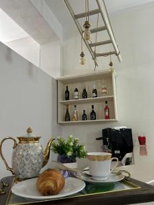 朱尔迪尼亚诺奥林波住宿加早餐旅馆的一张桌子,上面有盘子,上面有羊角面包和咖啡