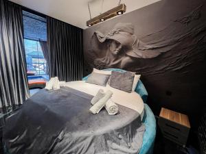 盖贝莱Qafqaz Luxury Chalet的一间卧室配有一张壁画床