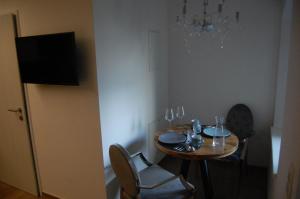 因斯布鲁克myQuartier Luxury Hideaways的餐桌、两把椅子和吊灯