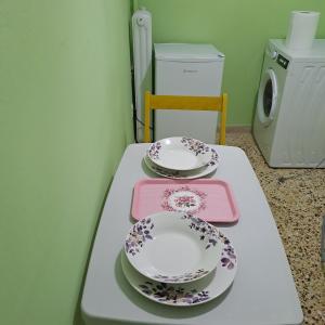帕特雷KENTRO PATRA 3的一张桌子,上面有两盘,配有洗衣机