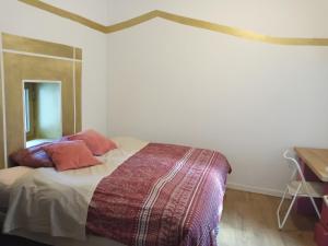 Saint-André-de-MajencoulesLe Puech et vous的一间卧室配有一张带两个枕头的床