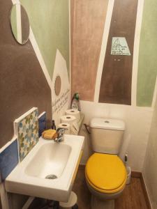Saint-André-de-MajencoulesLe Puech et vous的浴室设有黄色卫生间和水槽。