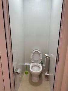 久姆里Mtour Apartment的一间小浴室,内设带盖子的卫生间