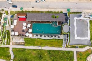 和平Ivory Villas Hòa Bình的享有带游泳池的庭院的顶部景致