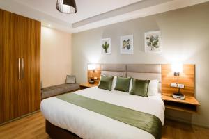 亚的斯亚贝巴君主酒店的酒店客房设有一张大床和一张沙发。