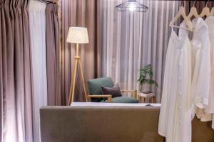 莫雷逊Adama Villas & Guesthouses的更衣室配有长袍、椅子和灯