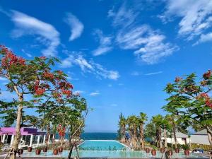 Ninh HòaTTC Van Phong Bay Resort的度假酒店的游泳池享有海景。