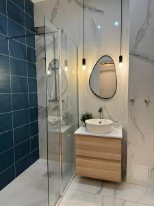 尼斯Sunshine Getaway - Stylish Studio in the Heart of Nice的一间带水槽和玻璃淋浴的浴室