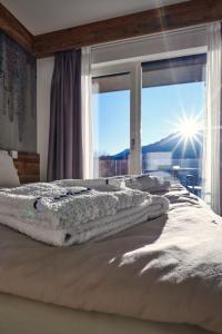 Tenna AGRITUR SEDICI - Bed and Breakfast的一间卧室设有一张床,享有窗户的景色