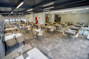 帕莫卡莱Çelik Thermal & Spa的用餐室配有桌椅
