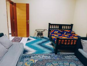 阿吉曼Place where stay for good time的一间卧室配有一张床、一张桌子和一张地毯。