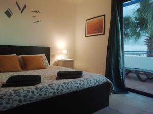 普拉亚布兰卡Villa Pura Vida的一间卧室设有一张床,享有海景