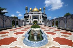 Kampong GadongThe Rizqun International Hotel的一座清真寺,庭院中间有一个喷泉