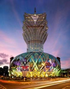 澳门Grand Lisboa Hotel的一座大型建筑,上面有一座塔