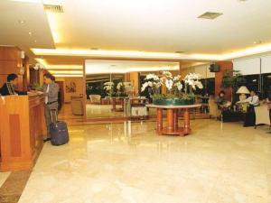 雅加达Grand Cemara Hotel的酒店大堂,带鲜花桌