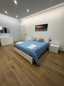 奥古斯塔PARADISO HOME的卧室配有白色墙壁上的蓝色大床