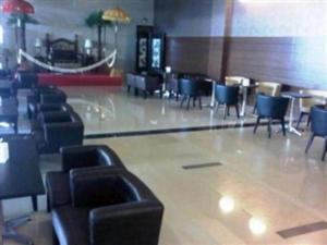 沙马林达Radja Hotel的餐厅内带桌椅的等候区