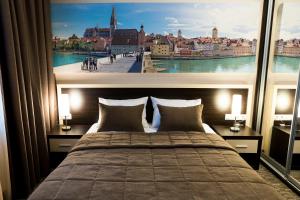克洛佩夫尼茨基Hotel Shengen "Шенген"的卧室设有大窗户,享有城市美景