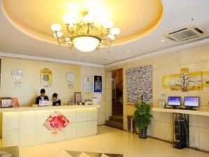 北京Super 8 Hotel Beijing International Exhibition Center的餐厅的大堂,两人坐在柜台