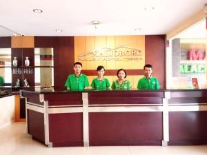 日惹Malioboro Palace Hotel的一群人站在餐厅柜台后面