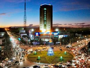 河静BMC Ha Tinh hotel的一座高楼城市,交通繁忙